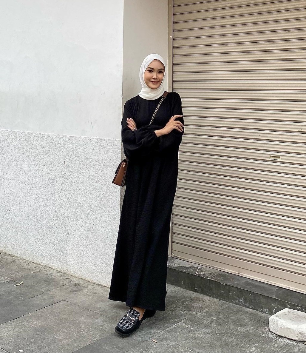 baju hitam cocok dengan jilbab warna apa